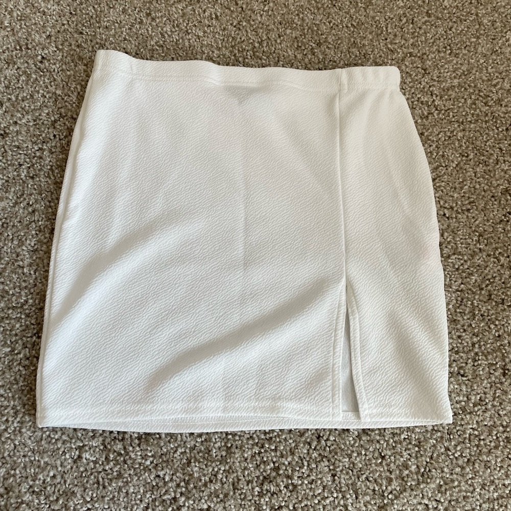 White Mini Skirt with Side Slit. US 4. Never worn